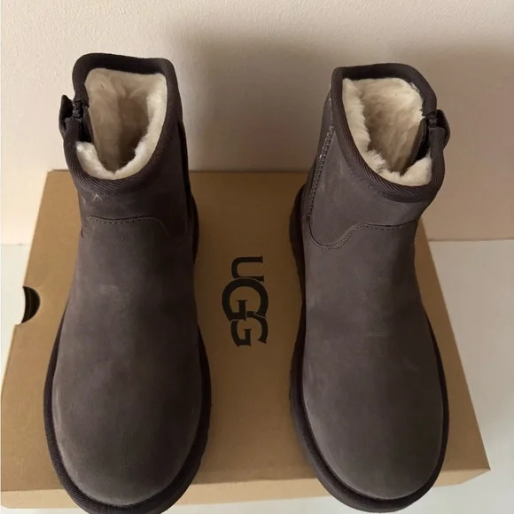 UGG Adri Classic Mini Suede Fur Lined Zip Boot. Boy. Girl. Unisex. Size: 4 - Picture 5 of 12